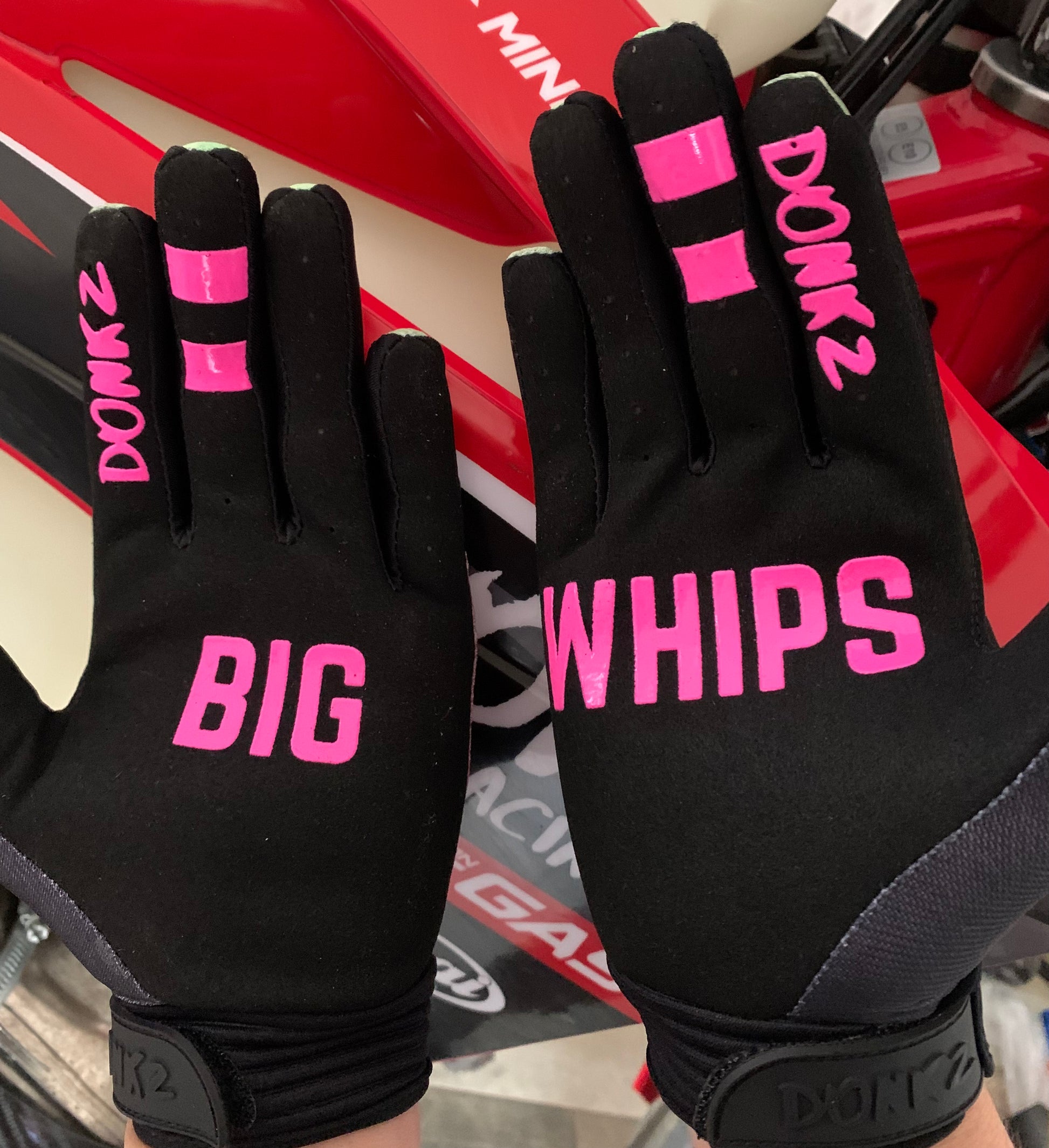 Palm of gloves with Big Whips print in pink